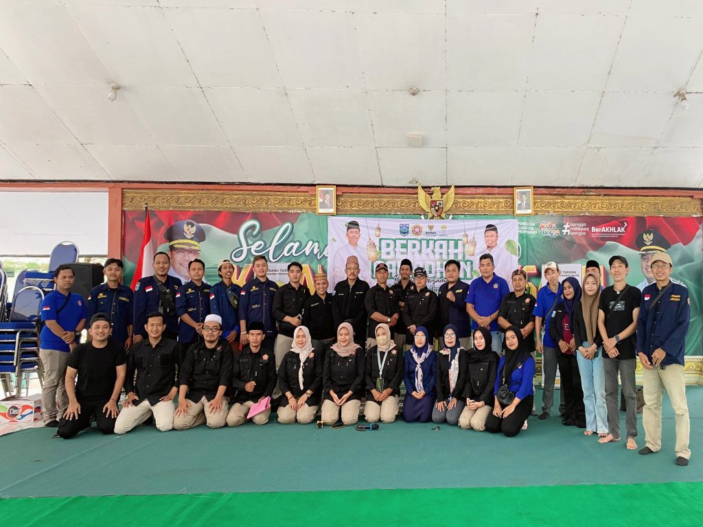 Pengurus Karang Taruna Kabupaten Probolinggo dalam kegiatan Berkah Ramadhan di Pendopo Kecamatan Kraksaan. (Foto : Kominfo/Syamsul Akbar)